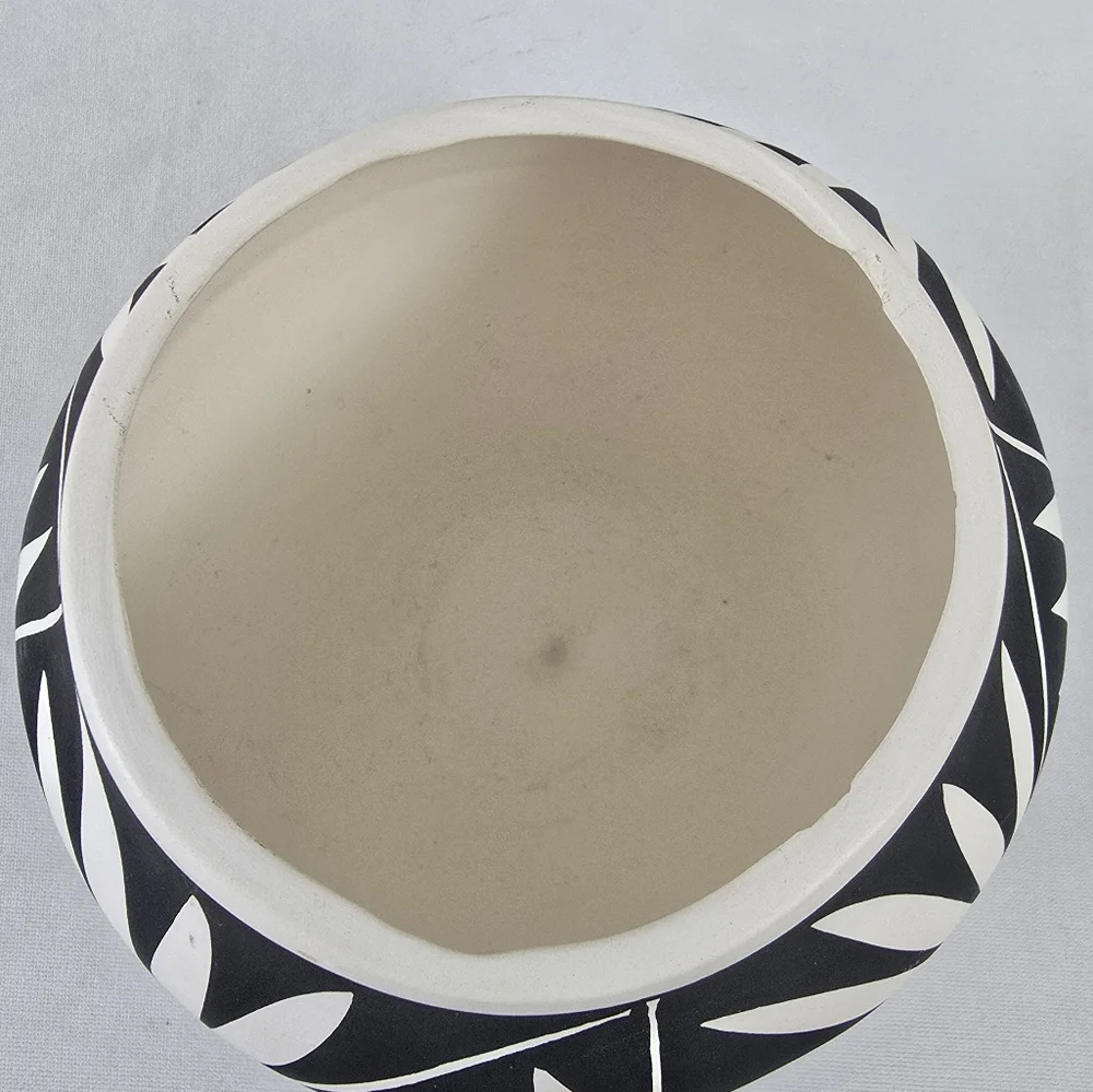 Vintage Hand  Painted Acoma Pottery Jar Signed Victorino - Picture 8 of 9